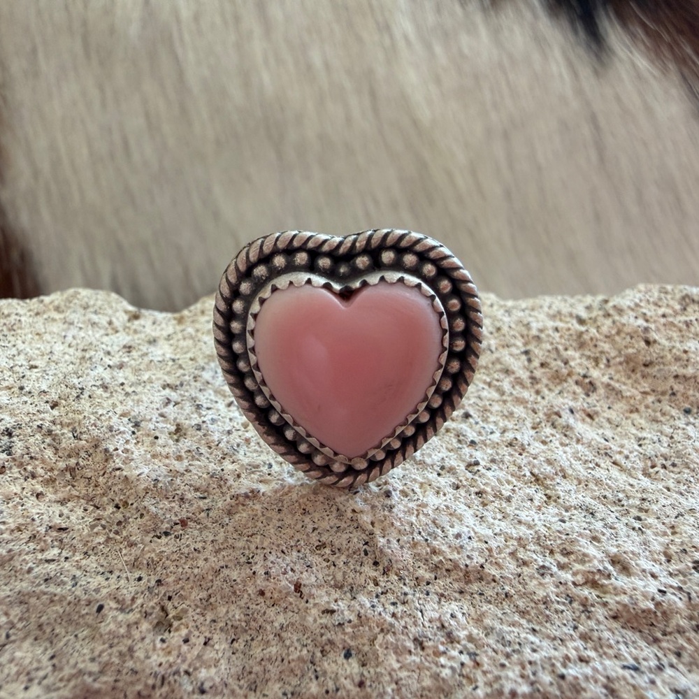 ❤️ Queen Pink Conch Heart Ring Sterling Silver Navajo Style ADJ Size 5 to 8.5 - Picture 8 of 15